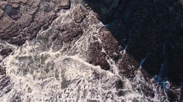 Top Zicht Rotsachtige Kustlijn Zee Golven Flamborough Head Hoge Kwaliteit — Stockvideo