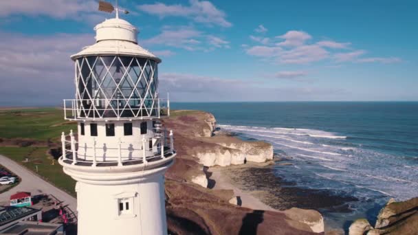 Flamborough Head Sahilindeki Deniz Feneri Yüksek Kalite Görüntü — Stok video