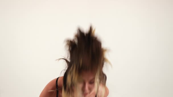 Junge Frau Schwarzem Fransenkleid Die Ihre Haare Auf Weißem Hintergrund — Stockvideo