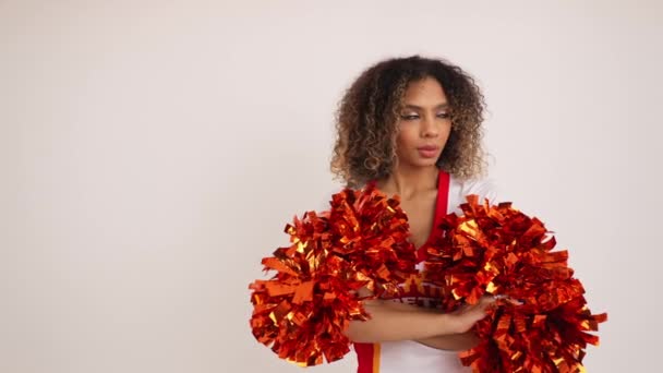 Cheerleaderka Afro Włosami Trzymająca Czerwone Błyszczące Pompony Wysokiej Jakości Materiał — Wideo stockowe