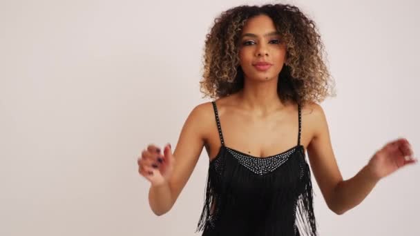 Eine Frau Mit Bareback Kleid Die Ihr Afrohaar Auf Weißem — Stockvideo