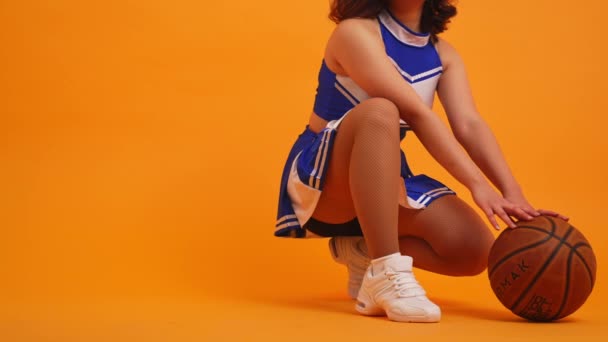 Mladá Žena Roztleskávačka Modré Uniformě Basketbalem Izolované Oranžovém Pozadí Bez — Stock video