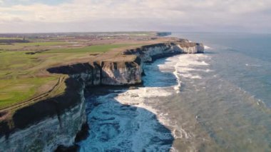 Flamborough Head - deniz ve kara arasındaki sınır - golf sahası olan beyaz uçurumlar. Yüksek kalite 4k görüntü