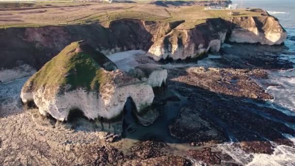 Schwenkende Luftaufnahme Von Klippen Flamborough Yorkshire England Hochwertiges Filmmaterial — Stockvideo