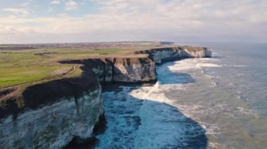 Flamborough Head, İngiltere 'nin doğu kıyısında golf sahası var. Yüksek kalite 4k görüntü