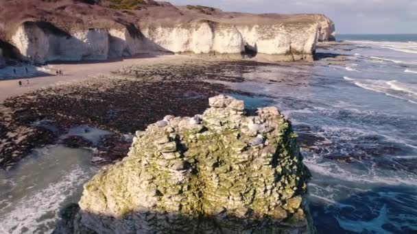 フラムボローヘッドイングランドの岩のビーチの美しいドローンの視点 高品質4K映像 — ストック動画