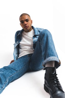 Stüdyoda kot kotla poz veren yakışıklı bir adam. Yüksek kalite fotoğraf