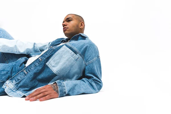 Selbstbewusster Mann Modischer Jeanskleidung Werbung Für Bekleidung Hochwertiges Foto — Stockfoto