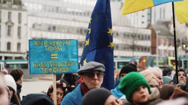 2023 Nottingham Verenigd Koninkrijk Tientallen Mensen Met Oekraïense Vlaggen Tegen — Stockvideo
