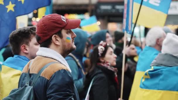 2023 Nottingham Storbritannien Protestanter Med Ukrainska Flaggor Högkvalitativ Film — Stockvideo