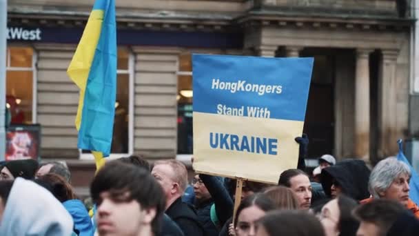 2023 2023 诺丁汉 Nottingham United Kingdom 数十名持有乌克兰国旗的人反对俄罗斯 高质量的4K镜头 — 图库视频影像