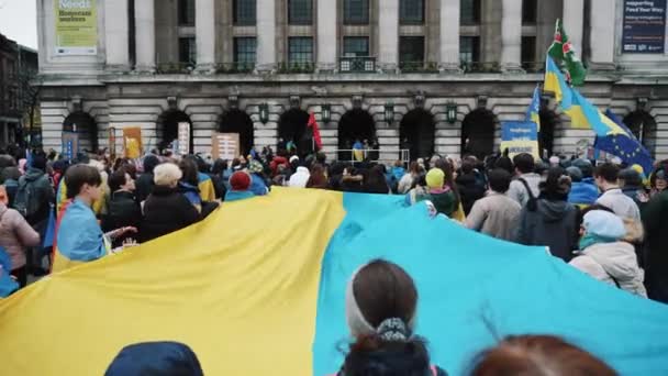 2023 Nottingham Großbritannien Demonstranten Mit Einer Riesigen Ukrainischen Flagge Bei — Stockvideo