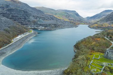 Llyn Peris Gölü 'ne kuş bakışı bakış açısı. Buzul şeklindeki göl. Şaşırtıcı doğal seyahat yerleri. Yüksek kalite fotoğraf
