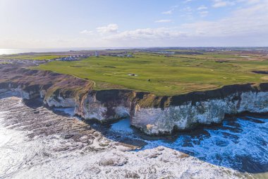 Ünlü beyaz tebeşir kayalıklarının deniz perspektifi Flamborough Head. Göz kamaştırıcı deniz manzarası. Drone perspektifi. Yüksek kalite fotoğraf