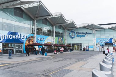 07.01.2021 Birmingham, İngiltere. Birmingham Havaalanı. Açık hava çekimi. Birmingham Uluslararası Havaalanı 'ndaki terminal binası. Yüksek kalite fotoğraf