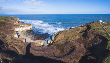 Flamborough Head - önemli deniz kuşu kolonileri ve havadan görünen ünlü beyaz tebeşir kayalıkları. Yüksek kalite fotoğraf