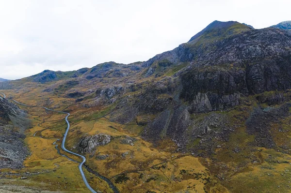 Snowdonia, Galler - tarihi yerler, mükemmel yürüyüş yolları, gök gürleyen şelaleler, dingin göller, resimli köyler. Yüksek kalite fotoğraf
