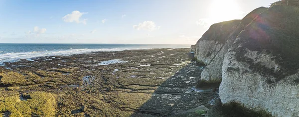 Flamborough Head 'in geniş panoramik görüntüsü. İngiltere adalarını geziyorum. Kumsalda güneşli bir gün. Yüksek kalite fotoğraf