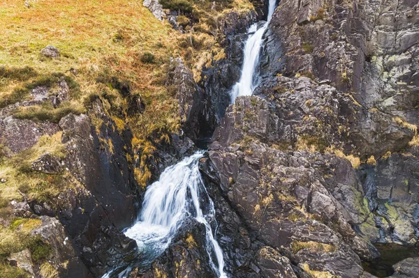 Galler 'deki Snowdonia Ulusal Parkı' nda çarpıcı bir şelale. İngiltere 'deki milli parktaki gök gürültülü şelaleler. Yüksek kalite fotoğraf