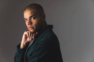 Stüdyoda çok ırklı profesyonel bir model poz veriyor. Yüksek kalite fotoğraf