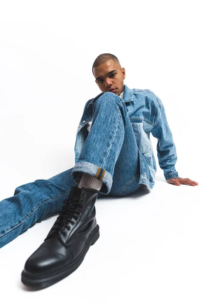 Street Fasion Konzept Mann Posiert Jeans Und Schwarzen Gummistiefeln Hochwertiges — Stockfoto