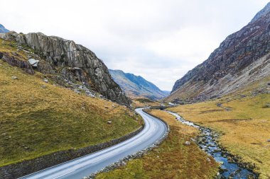 Galler 'deki Snowdonia Ulusal Parkı' ndan geçen beton yol. İngiltere 'de arabayla seyahat etmek. Yüksek kalite fotoğraf