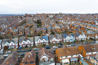 Nottingham şehrindeki klasik çarpıcı İngiliz mimarisi hava perspektifinden görülüyor. Teraslı evler. Yüksek kalite fotoğraf