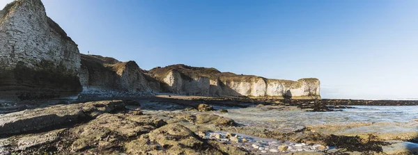 英格兰海滨荒芜的白色粉笔悬崖 海滩概念 弗兰伯勒头全景户外拍摄 高质量的照片 — 图库照片