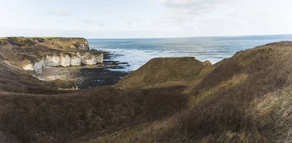 具有洞穴 岩石池和鸟类生命的著名海滩区 美丽的英国海妖 高质量的照片 — 图库照片