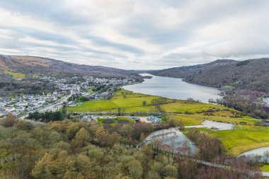 Llyn Peris Gölü bir yamacında Elidir Fawr dağı ve Dinorwig 'in eski taş ocağı ve diğer tarafında Derlwyn ve Clogwyn Mawr tepeleri bulunur. Yüksek kalite fotoğraf