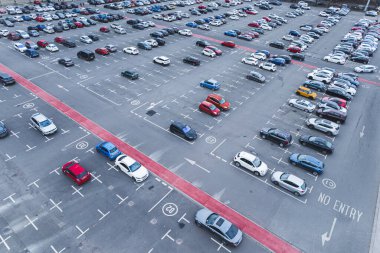Araba otoparkı yukarıdan görünüyor, hava manzaralı. İngiltere. Yüksek kalite fotoğraf