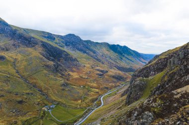 Snowdon Dağı, Birleşik Krallık 'taki Snowdonia Ulusal Parkı' nda yer alır. Manzaralı drone atışı. Yüksek kalite fotoğraf
