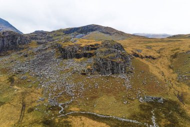 Snowdonia, Galler, Birleşik Krallık üzerinde bulutların manzaralı drone görüntüsü. Yüksek kalite fotoğraf