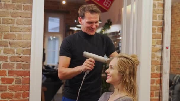 Pozitivní Kadeřník Vysoušeč Vlasů Vysoušeč Vlasů Ženy Pomocí Fénu Salonu — Stock video
