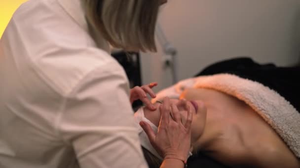 Esteticista Massageia Suavemente Testa Mulher Usando Dedos Para Rejuvenescer Massagem — Vídeo de Stock
