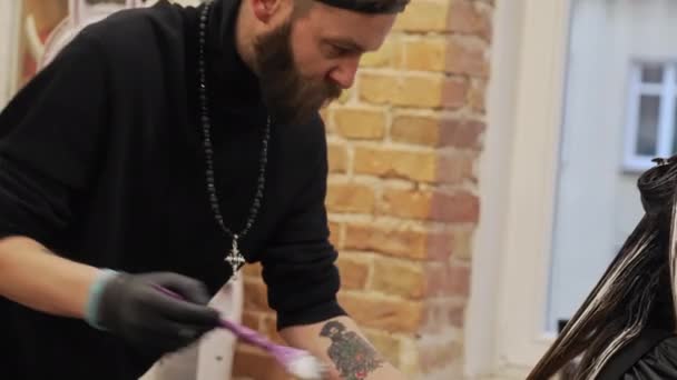 Cabeleireiro Masculino Aplicando Tintura Cabelo Para Cabelo Cliente Feminino Usando — Vídeo de Stock