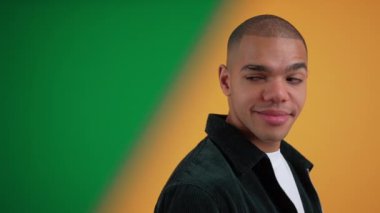 İnanılmaz satışlar ve indirimler. Şok olmuş genç adam yeşil filtre yağıyla sarı arka planda kel kafasına dokunuyor. Yüksek kalite 4k görüntü