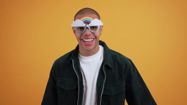 Lustiger Positiver Junger Erwachsener Mann Mit Regenbogen Sonnenbrille Der Seine — Stockvideo