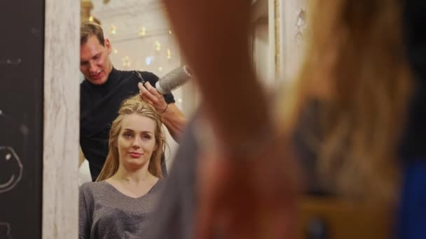 Перукарня Розтину Волосся Використовує Круглу Щітку Перед Стрижкою Салоні Краси — стокове відео