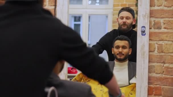 Barbeiro Profissional Coloca Uma Capa Amarela Homem Indiano Antes Cortar — Vídeo de Stock