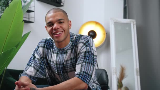 Portrait Jeune Homme Confiant Assis Dans Son Salon Moderne Regardant — Video