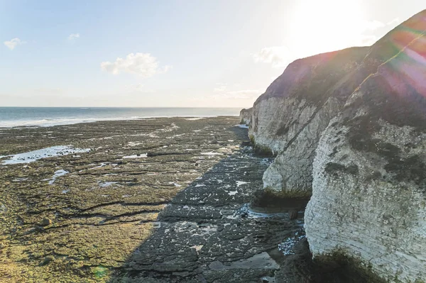 弗兰堡位于英国东海岸海滨小镇菲利附近 白色的粉笔悬崖沿着海岸蜿蜒而上 高质量的照片 — 图库照片