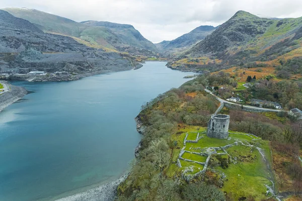 stock image Llyn Peris is a lake in Snowdonia, Wales, situated close to the villages of Llanberis and Nant Peris, and the smaller twin of Llyn Padarn. High quality photo