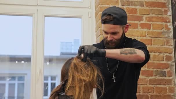 미용사는 흰머리를 가운데로 나눔으로써 고객에게 염색을 시킨다 고품질 — 비디오