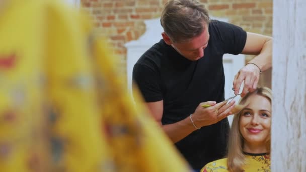 Kadeřník Stříhá Vlasy Své Šťastné Klientky Salónu Žena Sebe Dívá — Stock video