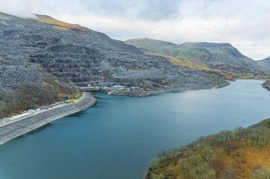 Llyn Peris Gölü - Dinorwig enerji santralinin alt su deposu. Galler 'deki ünlü göl üzerinde hava manzarası. Yüksek kalite fotoğraf