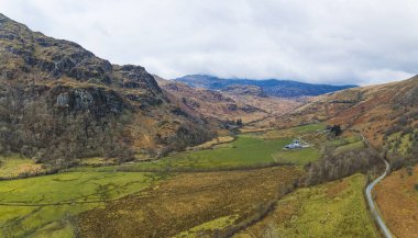 Snowdonia, Galler üzerinde bulutlu bir gökyüzü. Snowdonia Ulusal Parkı 'ndaki doğal doğal dağ manzarası. Yüksek kalite fotoğraf