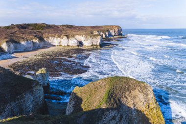 Flamborough Baş Çarpıcı Deniz Manzarası. Beyaz tebeşir kayalıkları ve kumlu çakıl taşı plajlarının panoramik çekimi. Yüksek kalite fotoğraf