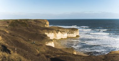 Güneşli bir günde uçurumdan sahile inanılmaz bir manzara. İngiltere 'deki Flamborough Head. Yüksek kalite fotoğraf