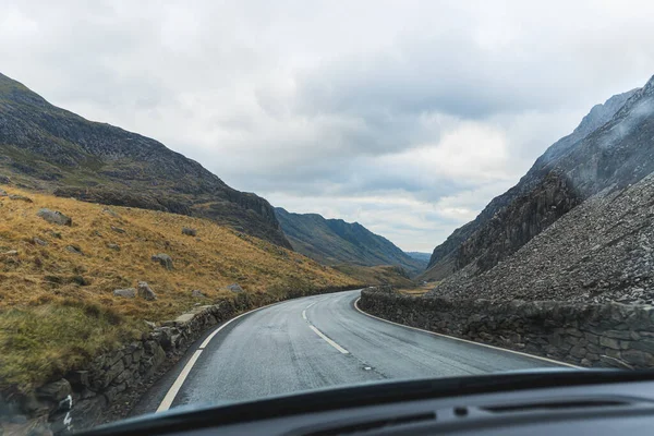 Snowdonia Ulusal Parkı 'nın manzarası arabanın ön camından görülüyor. Eryri, Galler 'in en büyük ulusal parkı. Yaklaşık dokuz dağ sırası var. Yüksek kalite fotoğraf